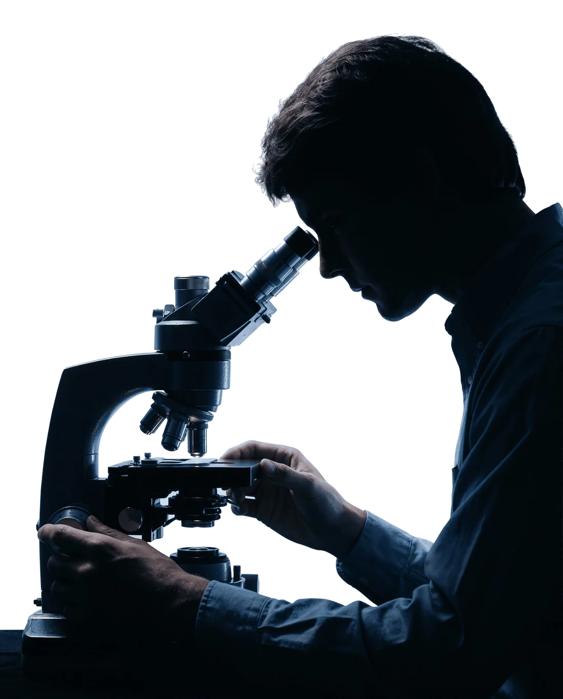 Un analista frente a un microscopio, en silueta